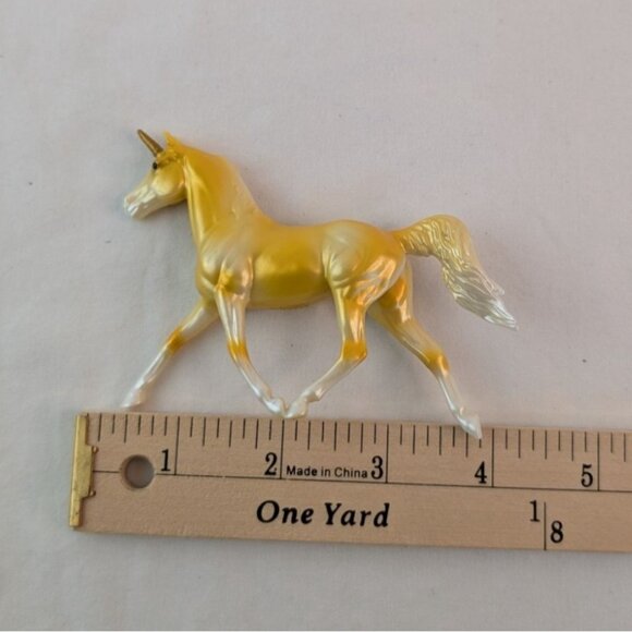Breyer Stablemates Chasing Rainbow Sunrise Gold Unicorn 4" Toy Figures Fantasy - Picture 7 of 7